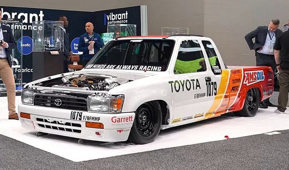 Пикап Toyota Hilux превратили в 1300-сильную гоночную машину