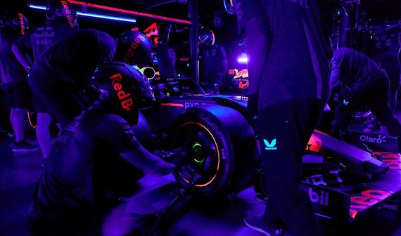 Red Bull Racing провела пит-стоп в полной темноте