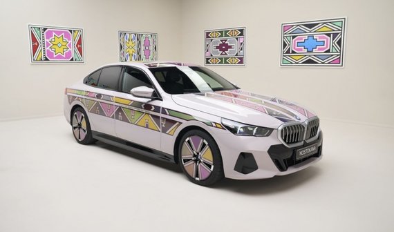 BMW показала арт-кар с динамической раскраской. В нём используются электронные чернила