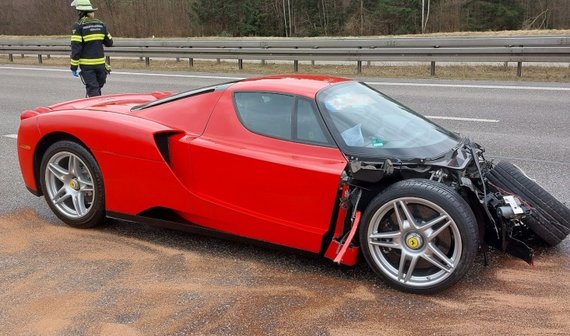В Германии разбили Ferrari Enzo. Такая может стоить $ 6 млн